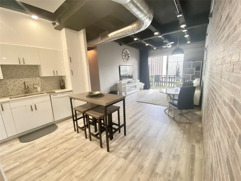 2016 Main Street #1715 Houston, TX 77002