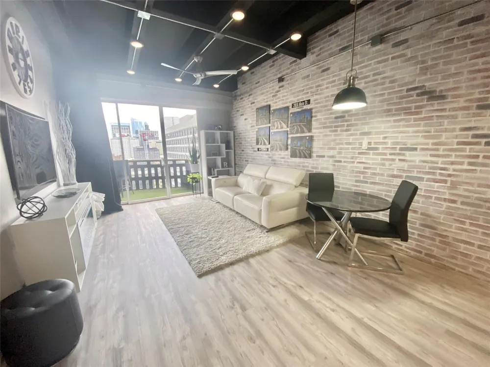 2016 Main Street #1715 Houston, TX 77002