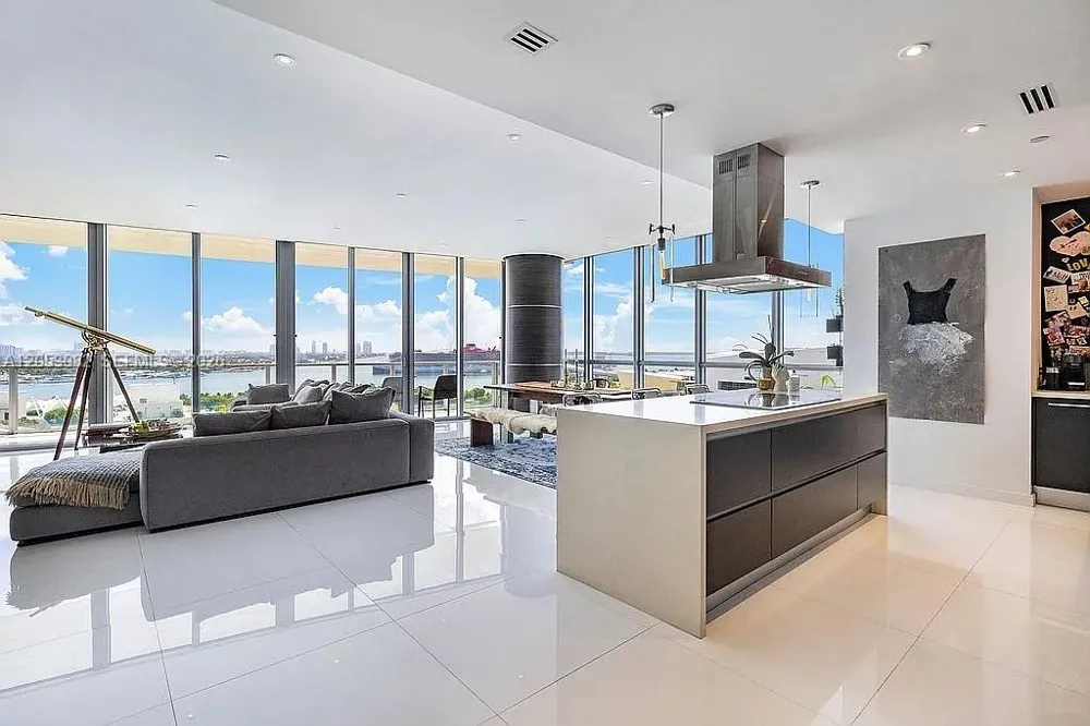 1100 Biscayne Blvd #1501 Miami, FL 33132