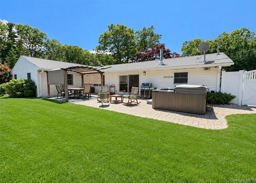 15 Seabrook Lane Stony Brook, NY 11790