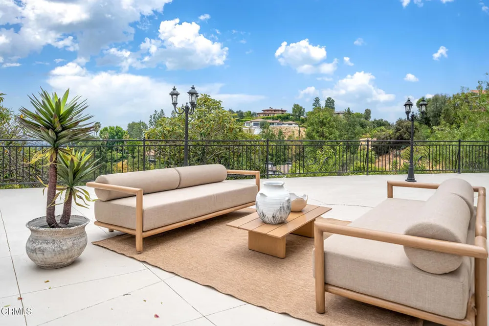 450 Palmerstone Drive La Canada Flintridge, CA 91011