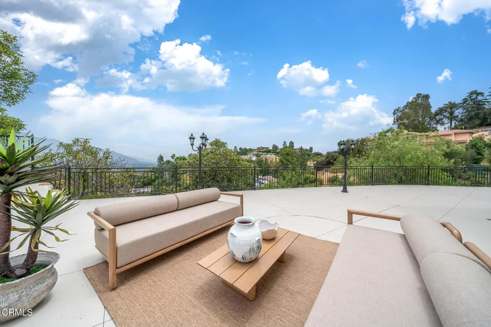 450 Palmerstone Drive La Canada Flintridge, CA 91011