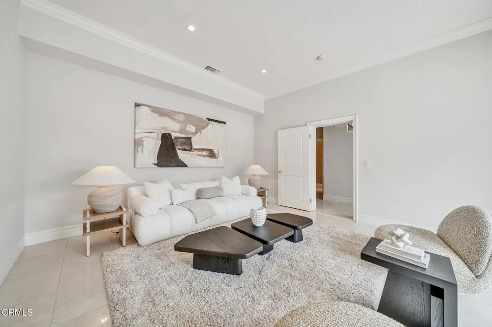 450 Palmerstone Drive La Canada Flintridge, CA 91011