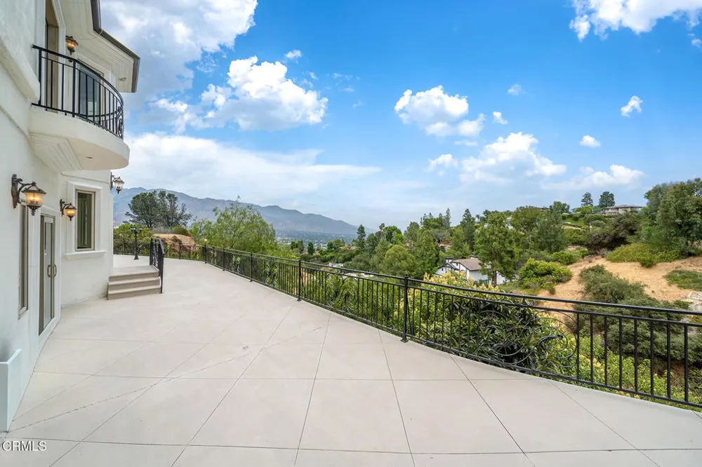 450 Palmerstone Drive La Canada Flintridge, CA 91011