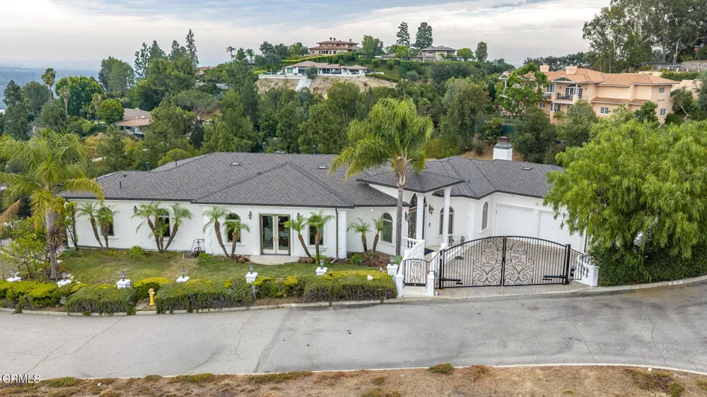 450 Palmerstone Drive La Canada Flintridge, CA 91011