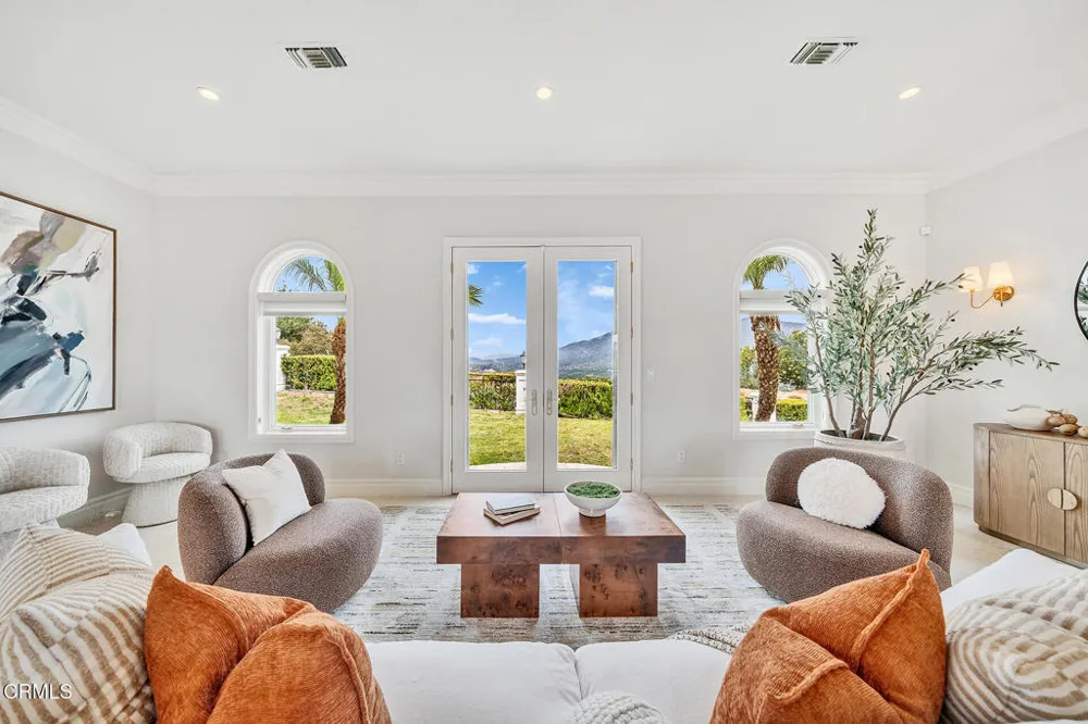 450 Palmerstone Drive La Canada Flintridge, CA 91011