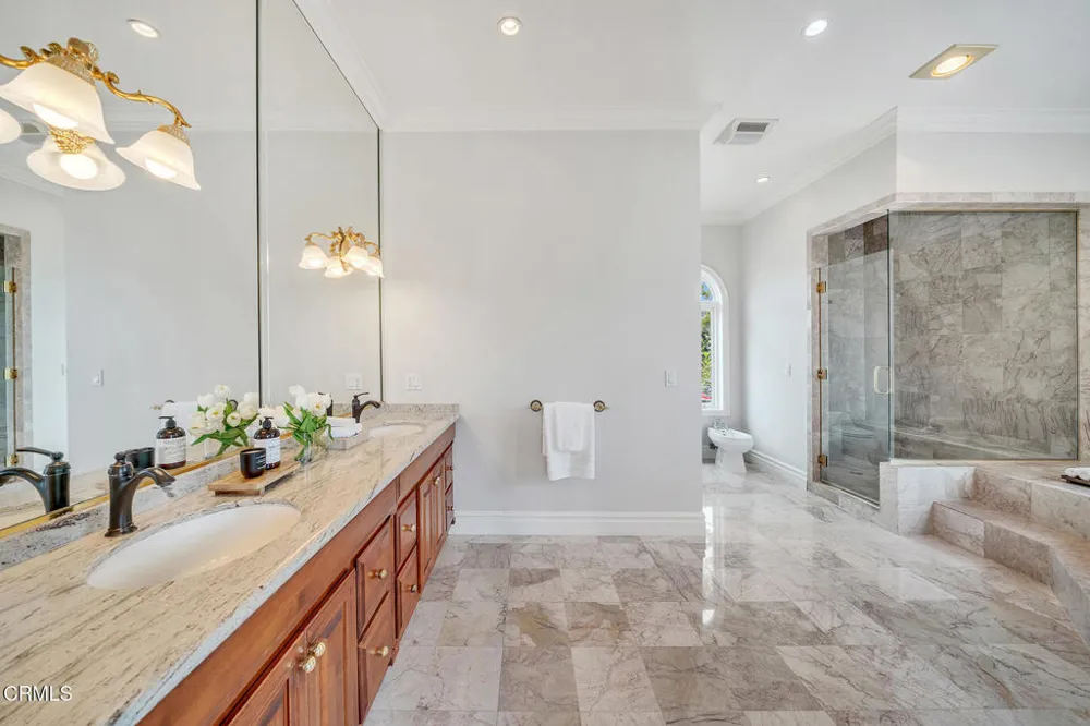 450 Palmerstone Drive La Canada Flintridge, CA 91011