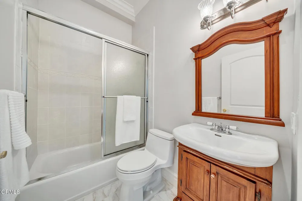 450 Palmerstone Drive La Canada Flintridge, CA 91011