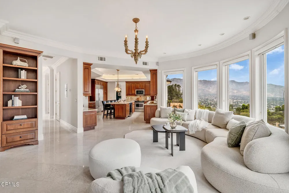 450 Palmerstone Drive La Canada Flintridge, CA 91011