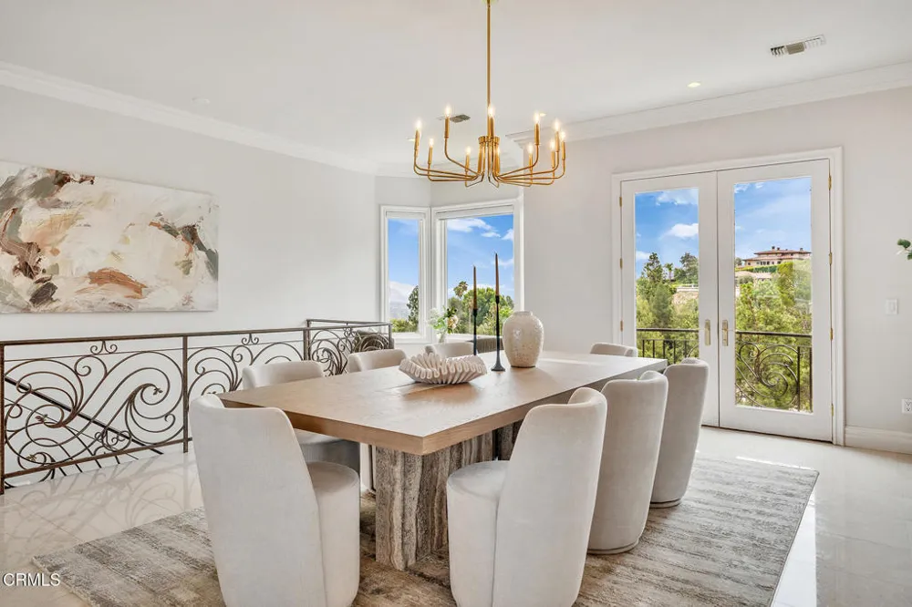 450 Palmerstone Drive La Canada Flintridge, CA 91011