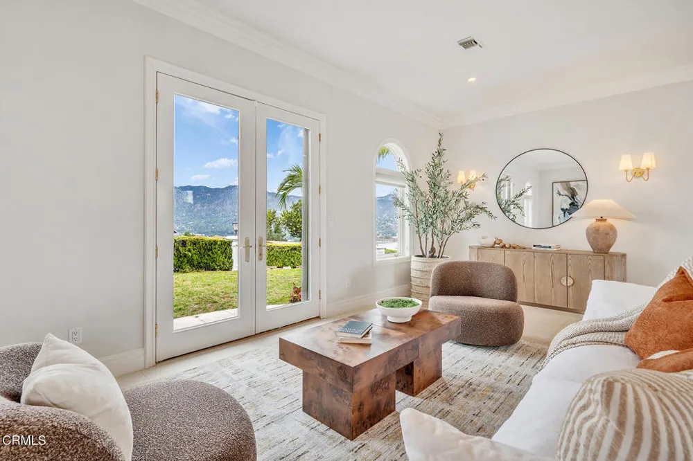 450 Palmerstone Drive La Canada Flintridge, CA 91011