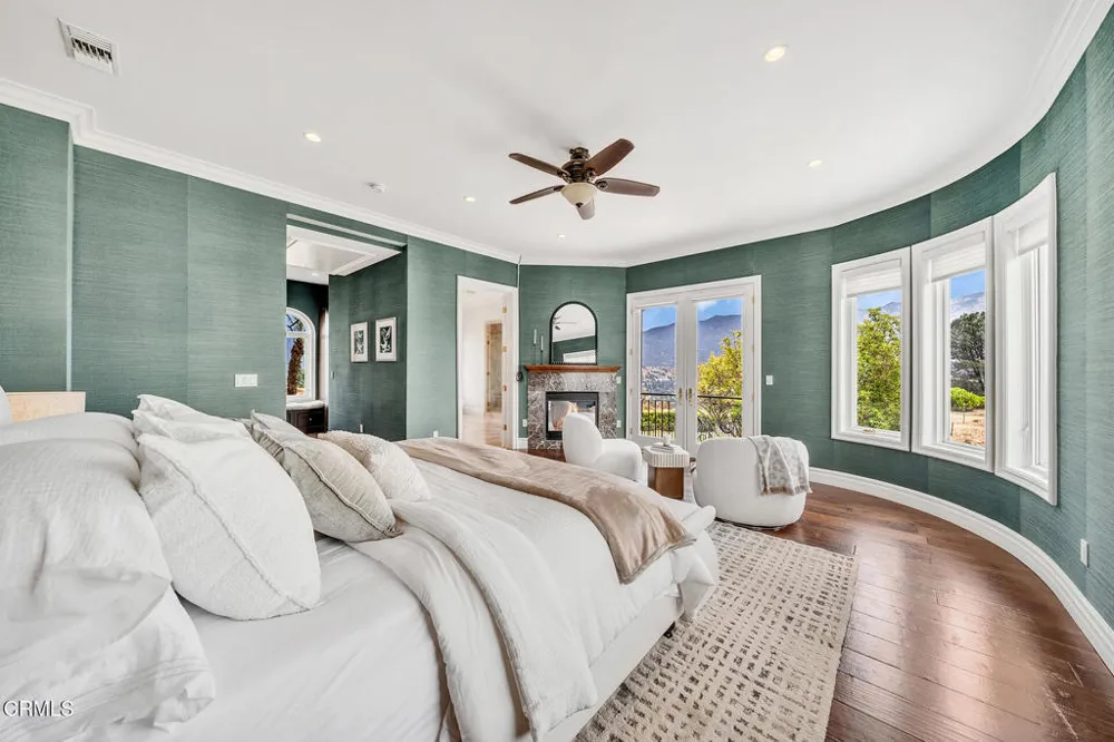 450 Palmerstone Drive La Canada Flintridge, CA 91011