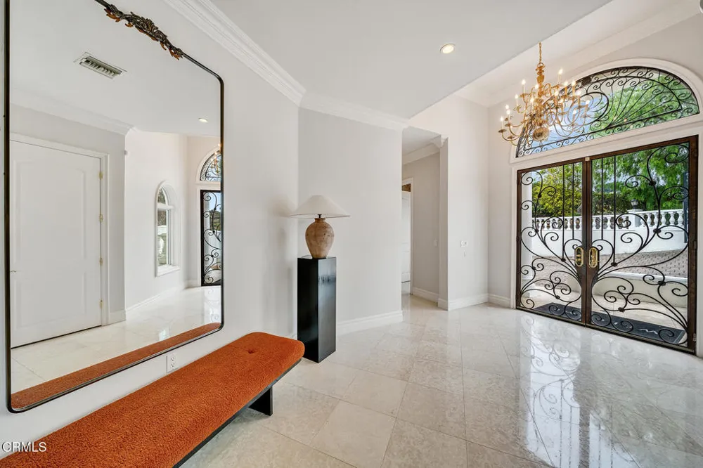 450 Palmerstone Drive La Canada Flintridge, CA 91011