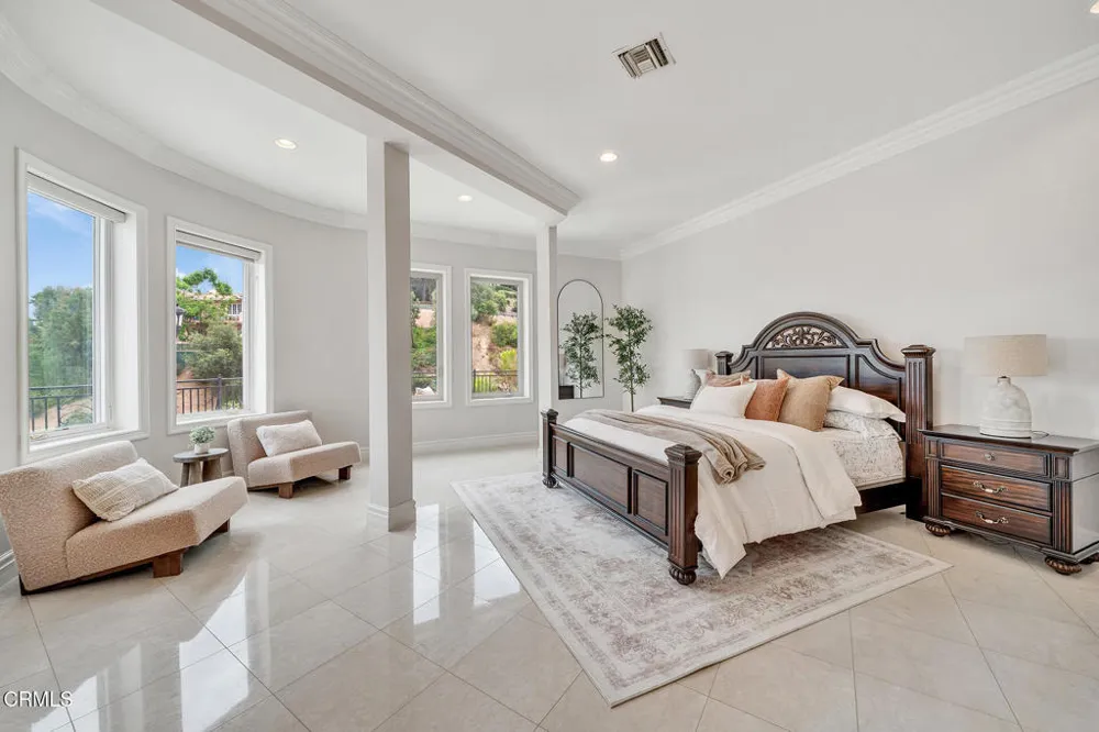 450 Palmerstone Drive La Canada Flintridge, CA 91011