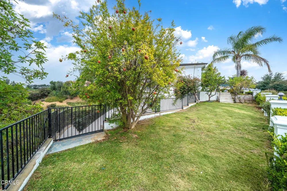 450 Palmerstone Drive La Canada Flintridge, CA 91011