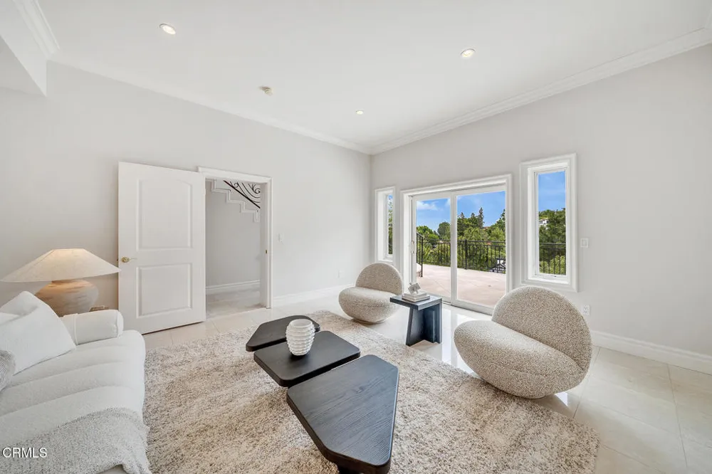 450 Palmerstone Drive La Canada Flintridge, CA 91011