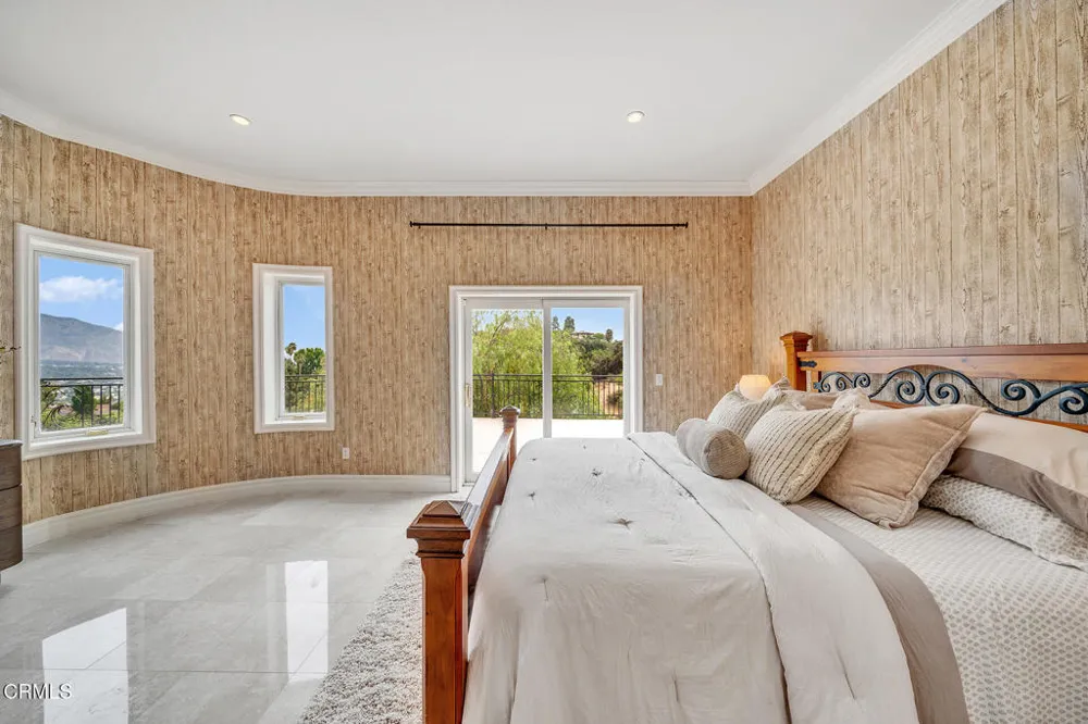 450 Palmerstone Drive La Canada Flintridge, CA 91011