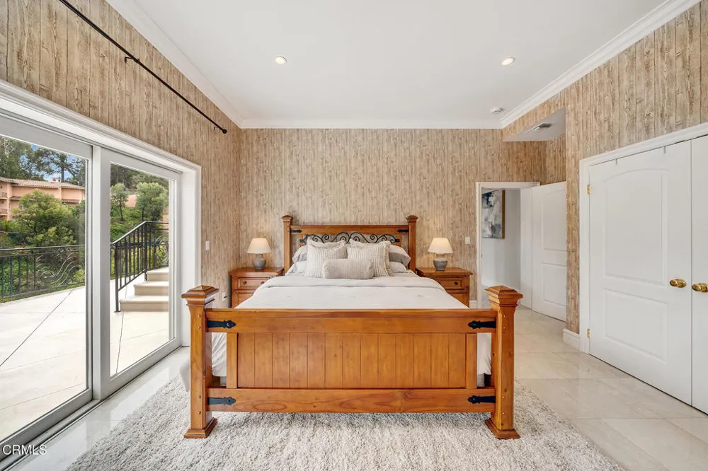 450 Palmerstone Drive La Canada Flintridge, CA 91011