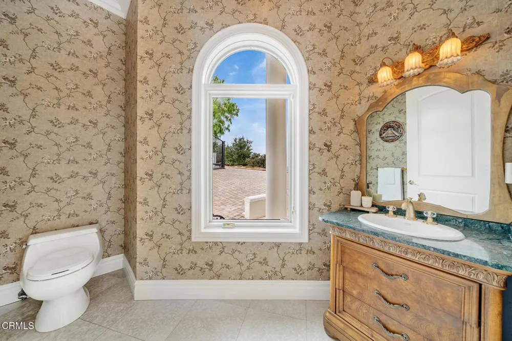 450 Palmerstone Drive La Canada Flintridge, CA 91011