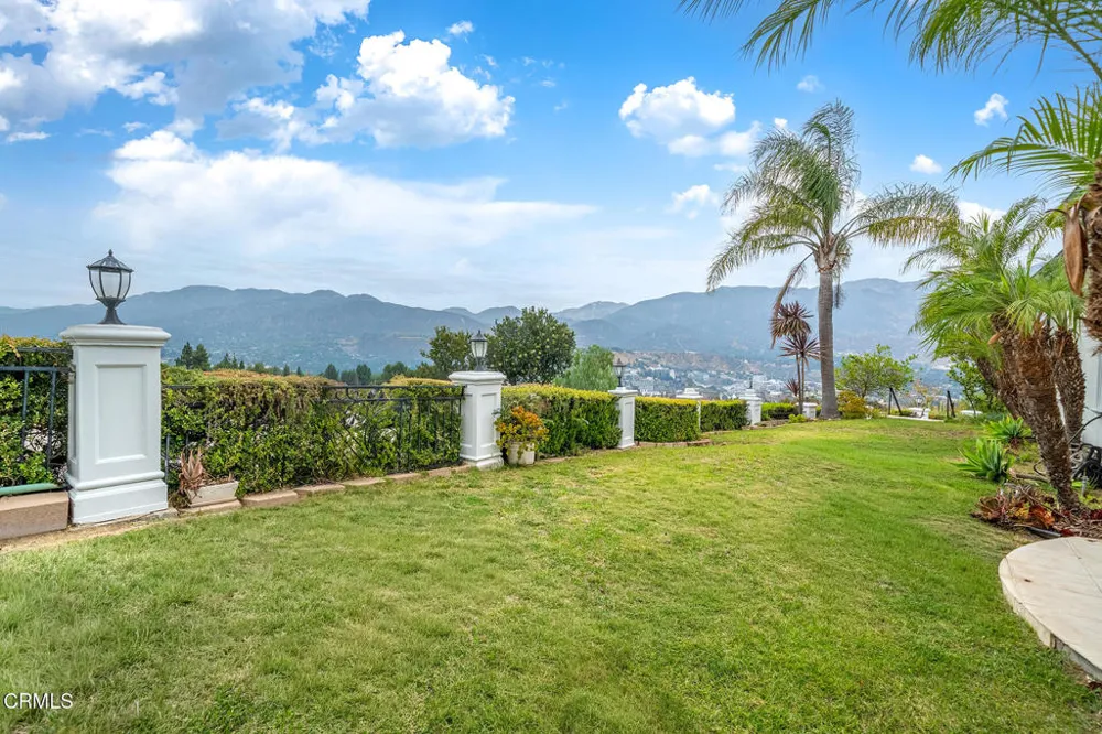 450 Palmerstone Drive La Canada Flintridge, CA 91011