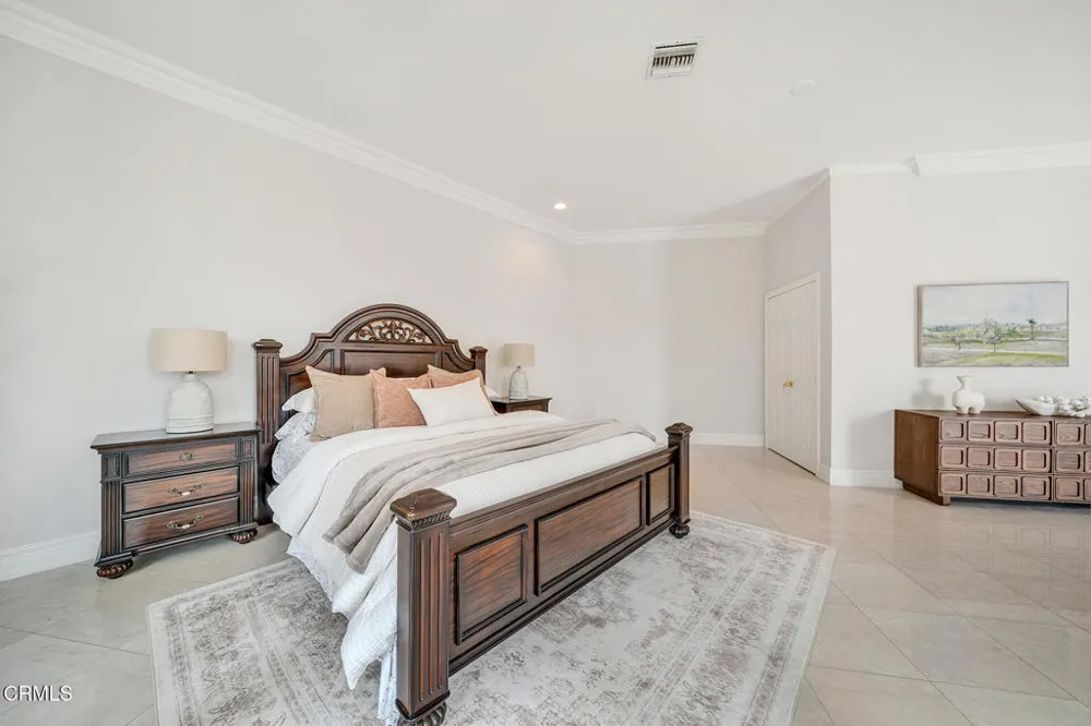 450 Palmerstone Drive La Canada Flintridge, CA 91011