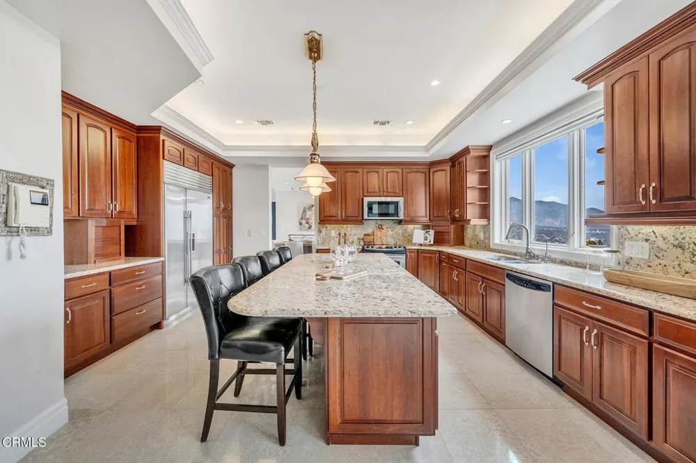 450 Palmerstone Drive La Canada Flintridge, CA 91011
