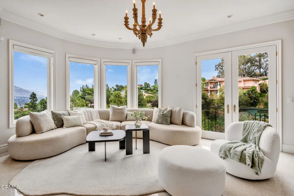 450 Palmerstone Drive La Canada Flintridge, CA 91011