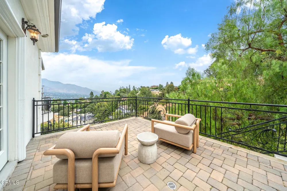 450 Palmerstone Drive La Canada Flintridge, CA 91011