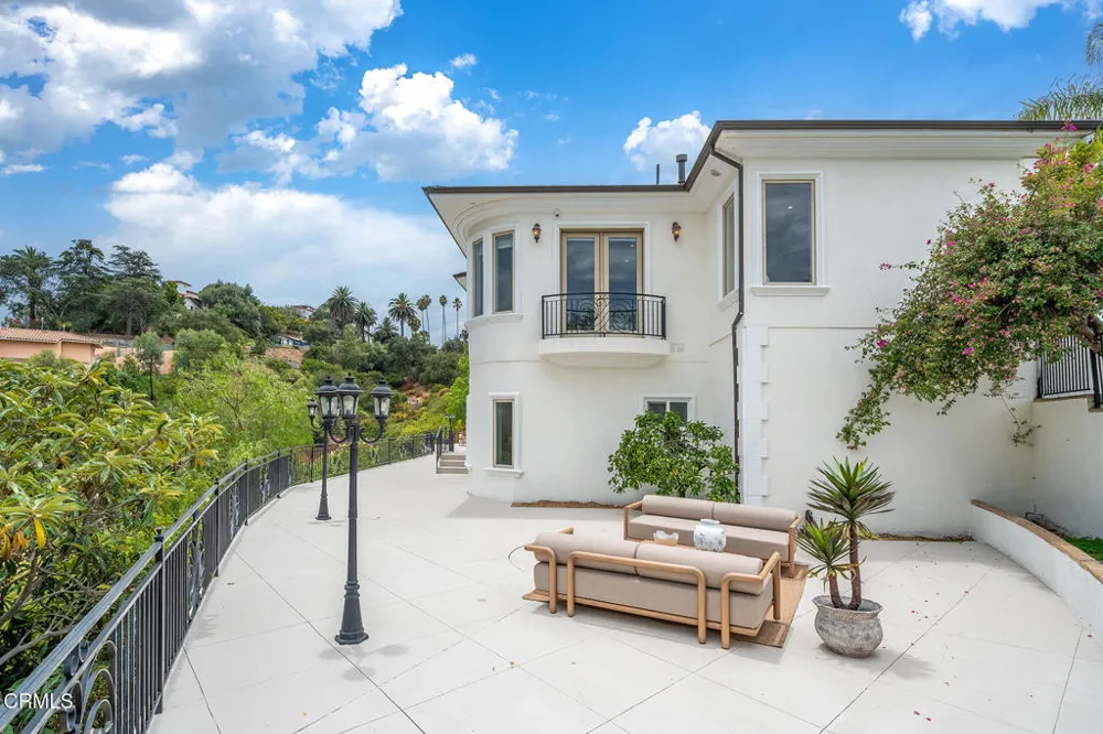 450 Palmerstone Drive La Canada Flintridge, CA 91011