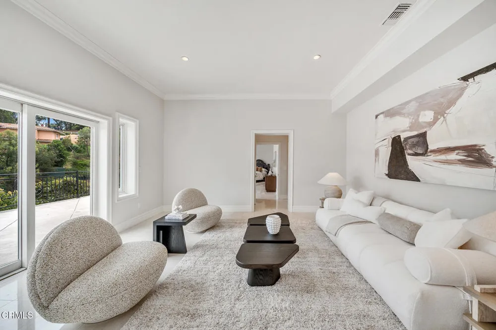 450 Palmerstone Drive La Canada Flintridge, CA 91011