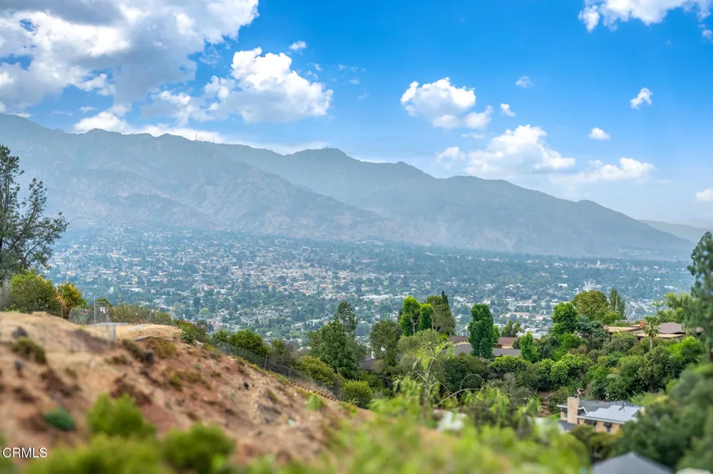 450 Palmerstone Drive La Canada Flintridge, CA 91011