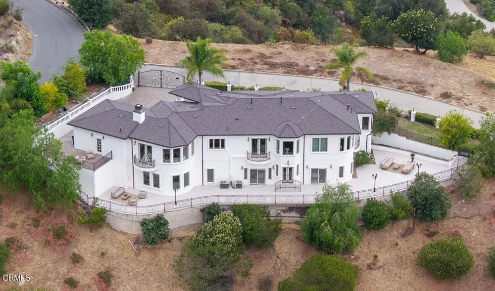 450 Palmerstone Drive La Canada Flintridge, CA 91011