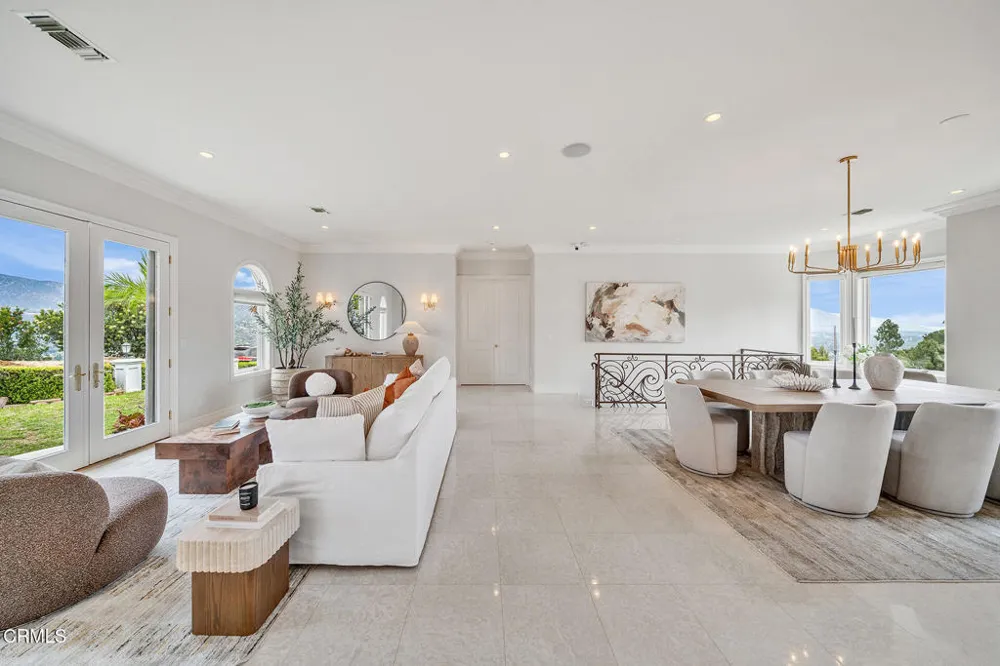 450 Palmerstone Drive La Canada Flintridge, CA 91011