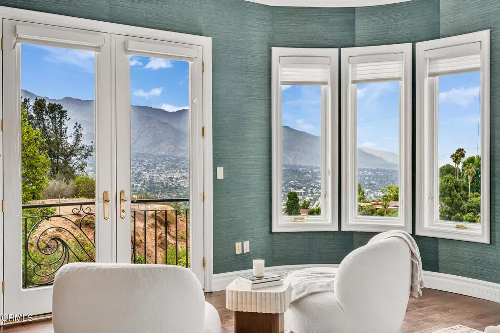 450 Palmerstone Drive La Canada Flintridge, CA 91011