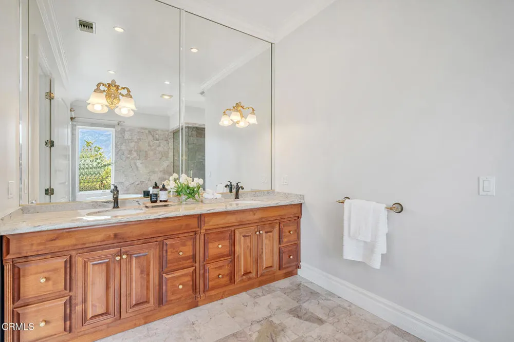 450 Palmerstone Drive La Canada Flintridge, CA 91011