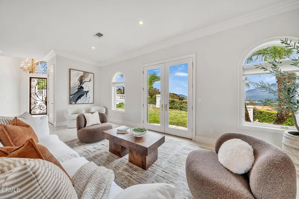 450 Palmerstone Drive La Canada Flintridge, CA 91011