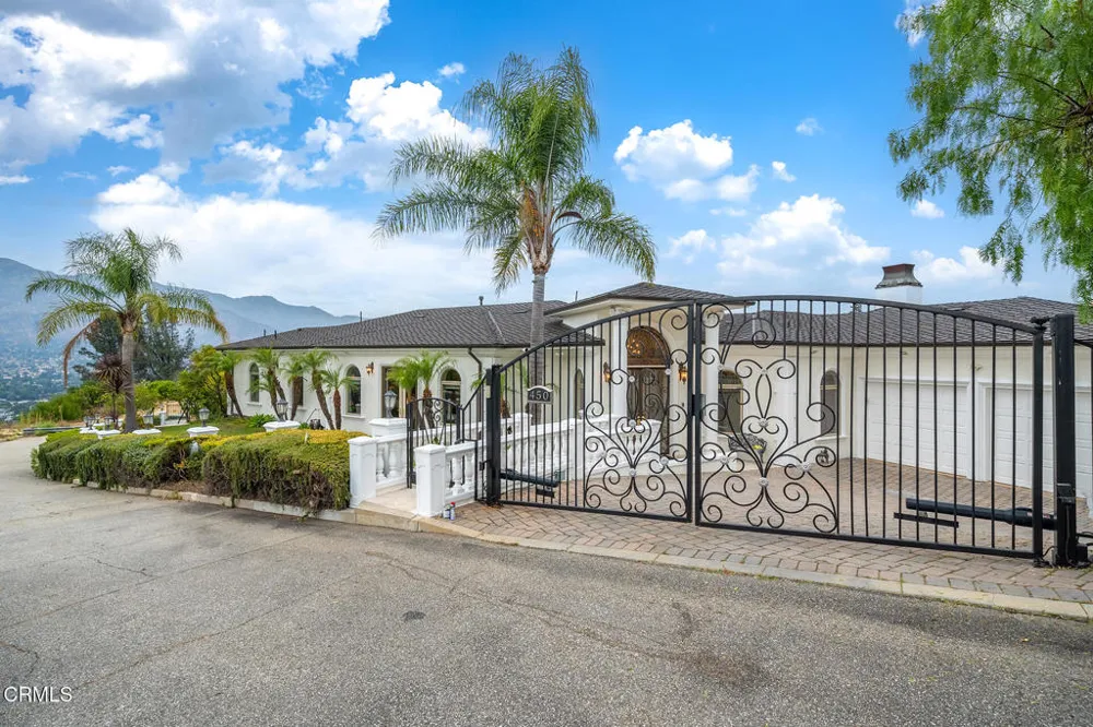 450 Palmerstone Drive La Canada Flintridge, CA 91011