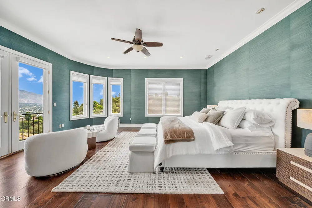 450 Palmerstone Drive La Canada Flintridge, CA 91011
