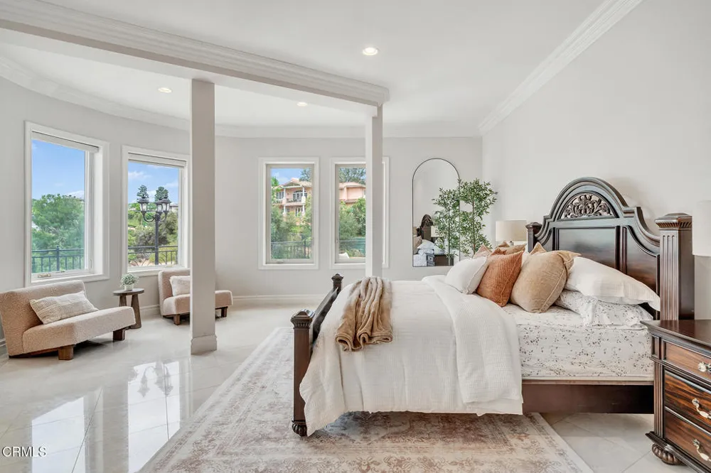 450 Palmerstone Drive La Canada Flintridge, CA 91011