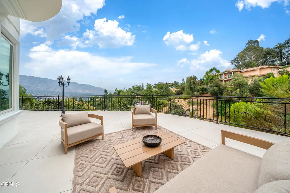 450 Palmerstone Drive La Canada Flintridge, CA 91011