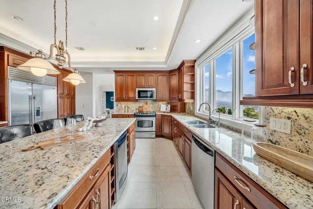 450 Palmerstone Drive La Canada Flintridge, CA 91011