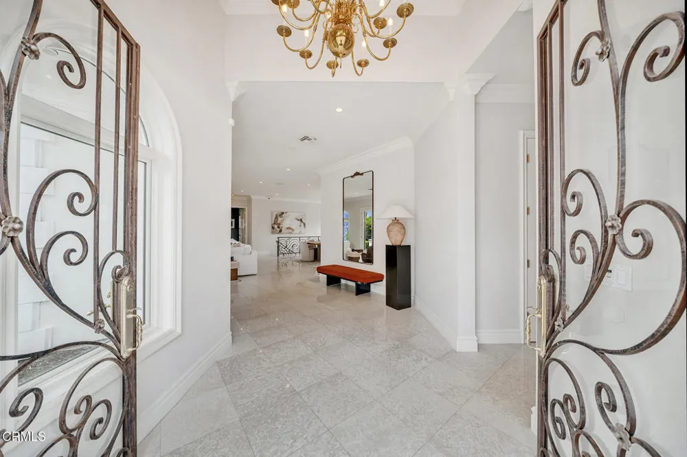 450 Palmerstone Drive La Canada Flintridge, CA 91011