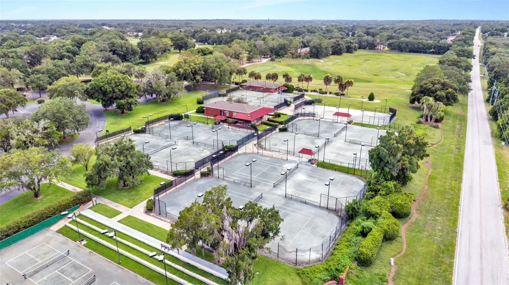 5701 CRESTVIEW DRIVE Lady Lake, FL 32159