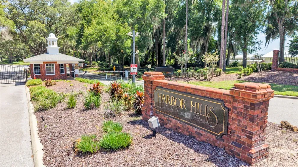 5701 CRESTVIEW DRIVE Lady Lake, FL 32159
