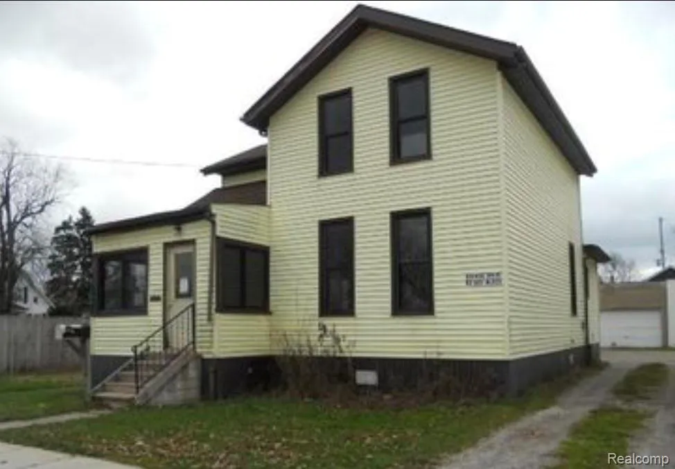 132 Woodbridge Street Saginaw City, MI 48602