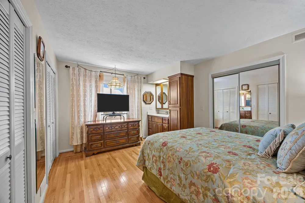 6777 Pinnacle Mountain Road Zirconia, NC 28790