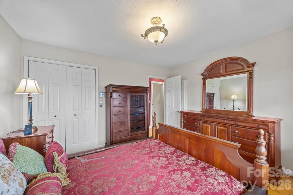 6773 Pinnacle Mountain Road Zirconia, NC 28790