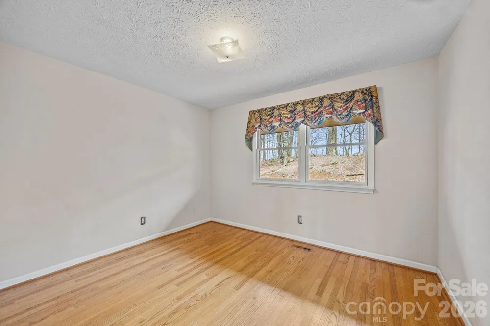 6773 Pinnacle Mountain Road Zirconia, NC 28790