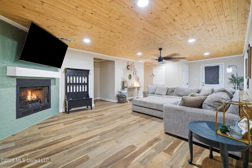 26 2nd Street Poplarville, MS 39470