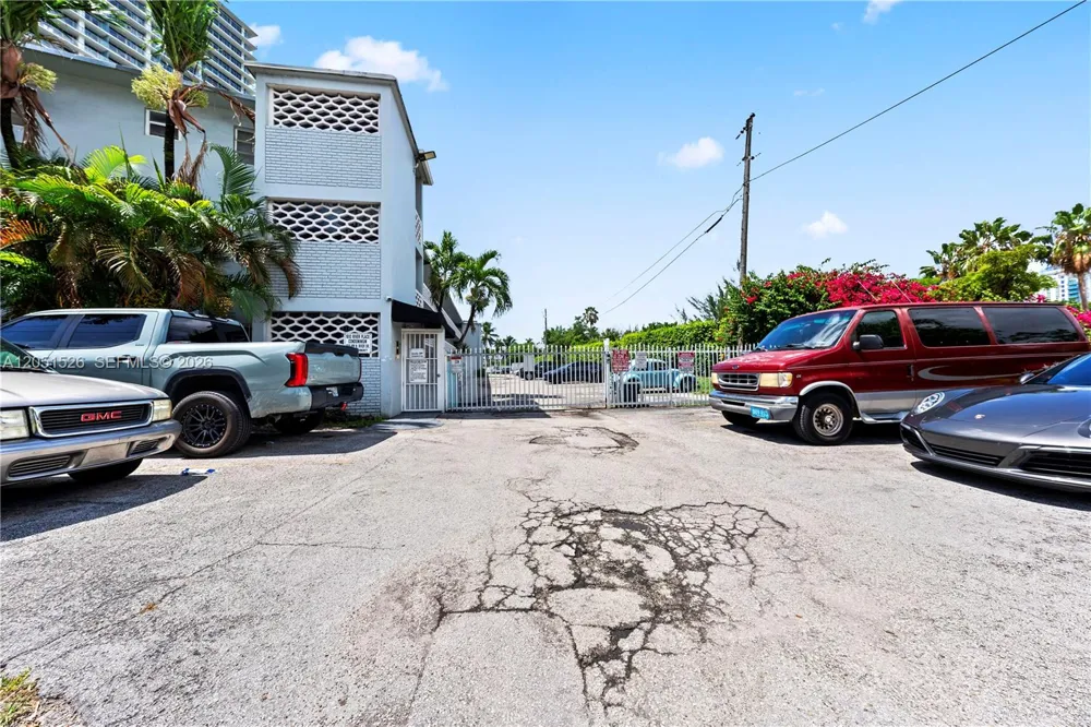 1610 NW N River Dr #201 Miami, FL 33125